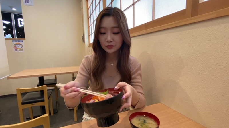 女子駅前ガイドイーグルテレビ玄徳寿司 ランチメニュー海鮮丼